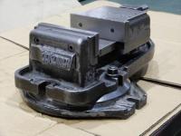 津田駒　回転台付マシンバイス　VG-125